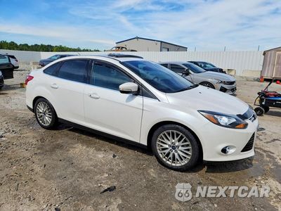 Czwarte zdjęcie samochodu z boku: 2014 FORD FOCUS TITANIUM VIN:1FADP3J2XEL405082 - miniatura