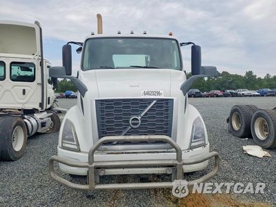 Piąte zdjęcie samochodu w środku: 2019 VOLVO VNR SEMI TRUCK VIN:4V4WC9EH2KN906987 - miniatura