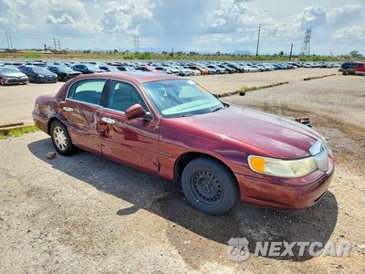 Czwarte zdjęcie samochodu z boku: 2001 LINCOLN TOWN CAR SIGNATURE VIN:1LNHM82W01Y629795 - miniatura