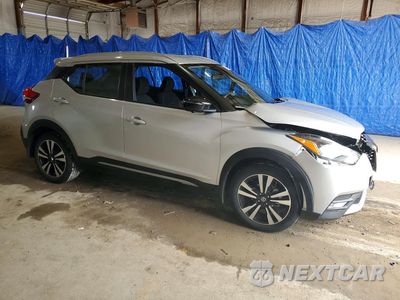Czwarte zdjęcie samochodu z boku: 2020 NISSAN KICKS SR VIN:3N1CP5DV4LL543227 - miniatura