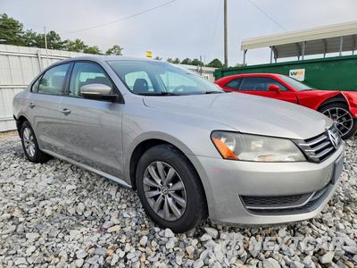 Czwarte zdjęcie samochodu z boku: 2013 VOLKSWAGEN PASSAT S VIN:1VWAH7A35DC110249 - miniatura