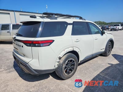 Trzecie zdjęcie samochodu z tyłu: 2023 NISSAN PATHFINDER SV VIN:5N1DR3BD5PC258107 - miniatura