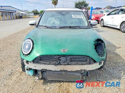 Piąte zdjęcie samochodu w środku: 2025 MINI COOPER S VIN:WMW23GD02S2W33784 - miniatura