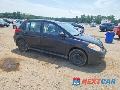 Czwarte zdjęcie samochodu z boku: 2011 NISSAN VERSA 1.8 S VIN:3N1BC1CPXBL479762 - miniatura