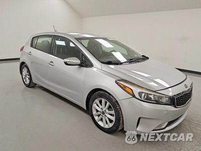 Czwarte zdjęcie samochodu z boku: 2017 KIA FORTE5 LX VIN:KNAFK5A85H5676509 - miniatura