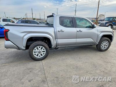 Trzecie zdjęcie samochodu z tyłu: 2026 TOYOTA TACOMA SR5 VIN:3TMKB5FNXTM069993 - miniatura
