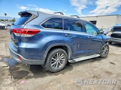 Trzecie zdjęcie samochodu z tyłu: 2017 TOYOTA HIGHLANDER XLE VIN:5TDKZRFH9HS510677 - miniatura