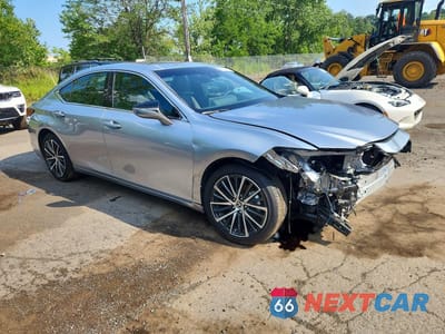 Czwarte zdjęcie samochodu z boku: 2025 LEXUS ES 350 BASE VIN:58ADZ1B16SU212565 - miniatura