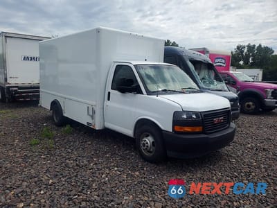 Czwarte zdjęcie samochodu z boku: 2018 GMC SAVANA BOX TRUCK VIN:7GZ67UCG8JN000339 - miniatura