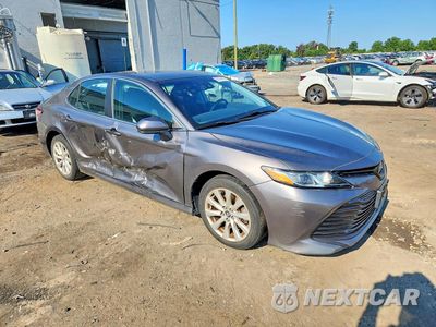 Czwarte zdjęcie samochodu z boku: 2018 TOYOTA CAMRY LE VIN:4T1B11HK5JU518399 - miniatura