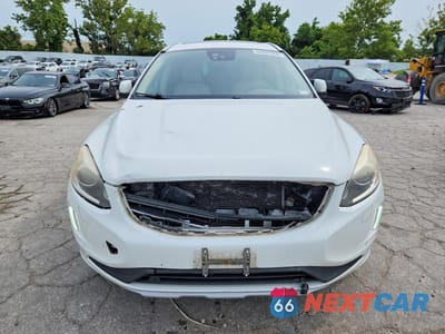 Piąte zdjęcie samochodu w środku: 2016 VOLVO XC60 T5 PLATINUM VIN:YV4612RM2G2868148 - miniatura