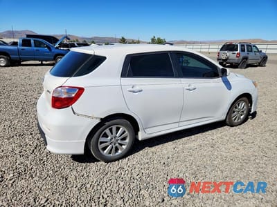 Trzecie zdjęcie samochodu z tyłu: 2010 TOYOTA MATRIX BASE VIN:2T1KU4EE8AC309585 - miniatura