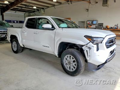 Czwarte zdjęcie samochodu z boku: 2026 TOYOTA TACOMA SR5 VIN:3TMLB5JN6TM259706 - miniatura
