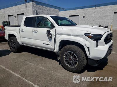 Czwarte zdjęcie samochodu z boku: 2025 TOYOTA TACOMA TRD SPORT VIN:3TMLB5JN3SM125928 - miniatura