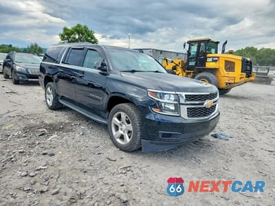 Czwarte zdjęcie samochodu z boku: 2017 CHEVROLET SUBURBAN K1500 LT VIN:1GNSKHKCXHR240034 - miniatura