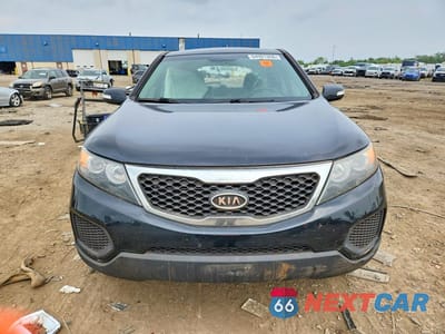 Piąte zdjęcie samochodu w środku: 2013 KIA SORENTO LX VIN:5XYKT3A12DG376840 - miniatura