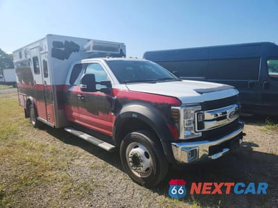 Czwarte zdjęcie samochodu z boku: 2019 FORD F550 SUPER DUTY VIN:1FD0X5HT1KEF24556 - miniatura