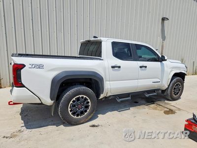 Trzecie zdjęcie samochodu z tyłu: 2024 TOYOTA TACOMA TRD OFF-ROAD VIN:3TYLB5JN8RT043420 - miniatura