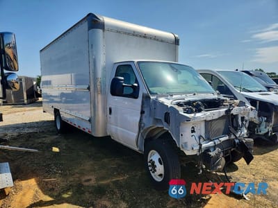 Czwarte zdjęcie samochodu z boku: 2022 FORD ECONOLINE - BOX TRUCK VIN:1FDWE3FN0NDC03532 - miniatura