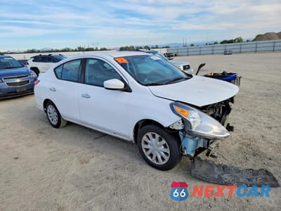 Czwarte zdjęcie samochodu z boku: 2019 NISSAN VERSA SV VIN:3N1CN7AP9KL851855 - miniatura