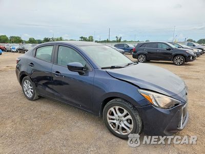 Czwarte zdjęcie samochodu z boku: 2018 TOYOTA YARIS IA BASE VIN:3MYDLBYV2JY329845 - miniatura