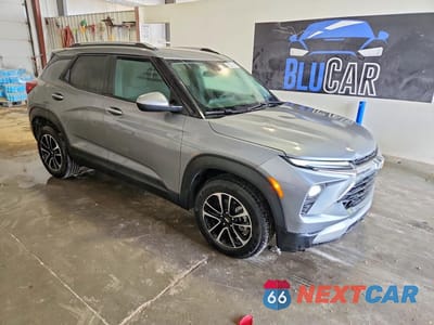 Czwarte zdjęcie samochodu z boku: 2025 CHEVROLET TRAILBLAZER LT VIN:KL79MPSP6SB120789 - miniatura