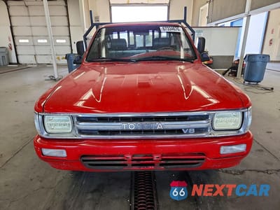 Piąte zdjęcie samochodu w środku: 1989 TOYOTA PICKUP CAB CHASSIS SUPER LONG WHEELBA VIN:JT5VN94T4K0005846 - miniatura