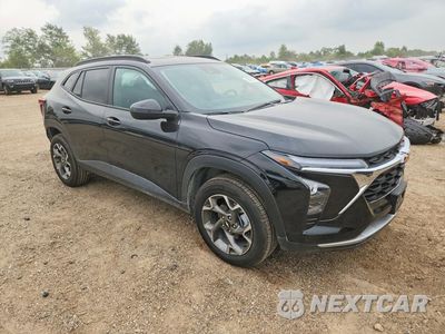 Czwarte zdjęcie samochodu z boku: 2025 CHEVROLET TRAX 1LT VIN:KL77LHEP5SC313764 - miniatura
