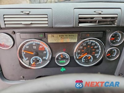 Zdjęcie 9 z 14 samochodu: 2018 FREIGHTLINER CASCADIA 125 SEMI TRUCK VIN:3AKJGLDR5JSJH8828 - miniatura