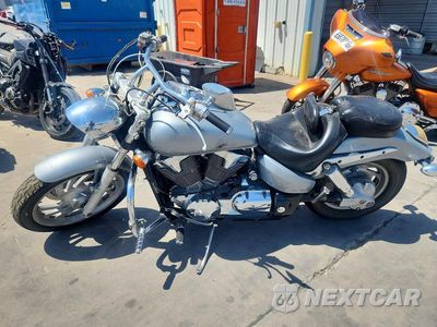 Trzecie zdjęcie samochodu z tyłu: 2004 HONDA VTX1300 C VIN:1HFSC55114A000755 - miniatura