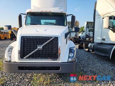 Piąte zdjęcie samochodu w środku: 2017 VOLVO VNL SEMI TRUCK VIN:4V4N39TGXHN977448 - miniatura