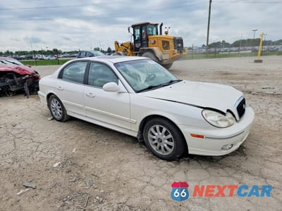 Czwarte zdjęcie samochodu z boku: 2004 HYUNDAI SONATA GLS VIN:KMHWF35H04A007650 - miniatura