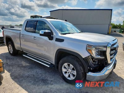 Czwarte zdjęcie samochodu z boku: 2021 GMC SIERRA K1500 SLE VIN:1GTR9BEK0MZ195909 - miniatura