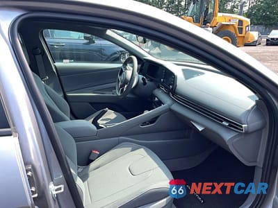 Piąte zdjęcie samochodu w środku: 2025 HYUNDAI ELANTRA SEL SPORT VIN:KMHLM4DG0SU094579 - miniatura