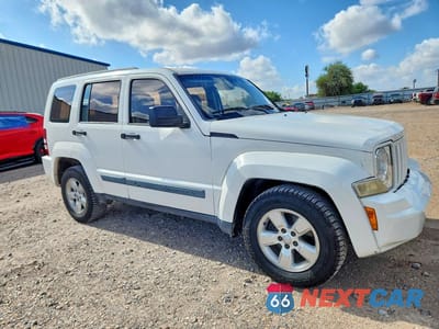 Czwarte zdjęcie samochodu z boku: 2010 JEEP LIBERTY SPORT VIN:1J4PP2GK6AW106376 - miniatura