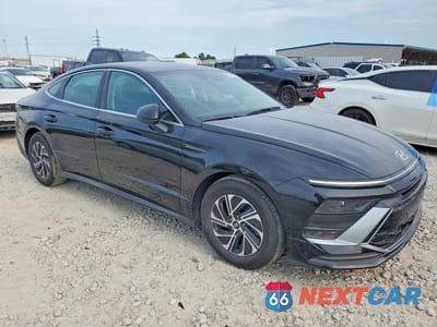 Czwarte zdjęcie samochodu z boku: 2026 HYUNDAI SONATA HYBRID BLUE VIN:KMHL24JJ8TA172714 - miniatura