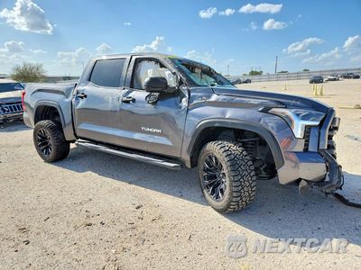 Czwarte zdjęcie samochodu z boku: 2024 TOYOTA TUNDRA SR5 VIN:5TFLA5AB1RX039501 - miniatura