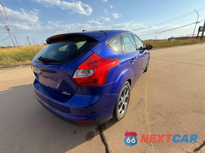 Czwarte zdjęcie samochodu z boku: 2014 FORD FOCUS SE VIN:1FADP3K23EL333401 - miniatura