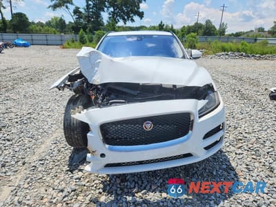 Piąte zdjęcie samochodu w środku: 2017 JAGUAR F-PACE PREMIUM VIN:SADCJ2BVXHA893996 - miniatura