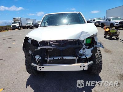 Piąte zdjęcie samochodu w środku: 2019 TOYOTA 4RUNNER SR5 VIN:JTEZU5JR9K5206215 - miniatura