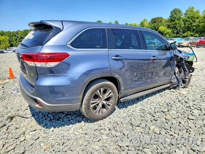 Trzecie zdjęcie samochodu z tyłu: 2019 TOYOTA HIGHLANDER LE VIN:5TDZARFH5KS049247 - miniatura