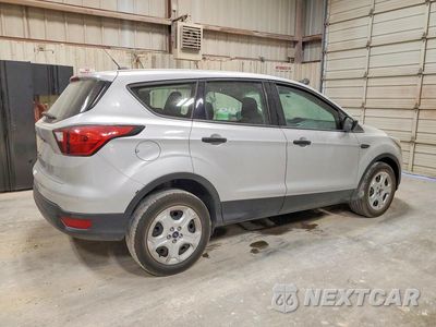 Trzecie zdjęcie samochodu z tyłu: 2019 FORD ESCAPE S VIN:1FMCU0F71KUA05091 - miniatura
