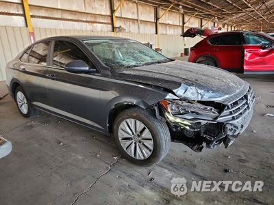 Czwarte zdjęcie samochodu z boku: 2019 VOLKSWAGEN JETTA S VIN:3VWC57BU2KM040455 - miniatura