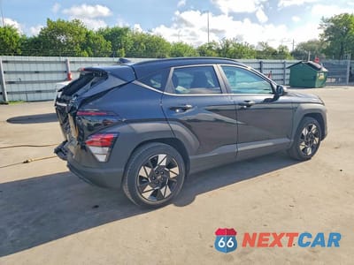 Trzecie zdjęcie samochodu z tyłu: 2025 HYUNDAI KONA SEL VIN:KM8HB3AB1SU336293 - miniatura