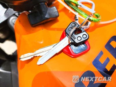 Zdjęcie 8 z 9 samochodu: 2015 HONDA CBR1000 RR VIN:JH2SC594XFK700132 - miniatura
