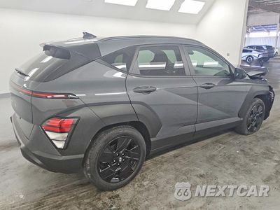 Trzecie zdjęcie samochodu z tyłu: 2026 HYUNDAI KONA SEL SPORT VIN:KM8HF3AB0TU435824 - miniatura