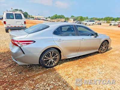 Trzecie zdjęcie samochodu z tyłu: 2020 TOYOTA CAMRY SE VIN:4T1G11AK2LU892990 - miniatura