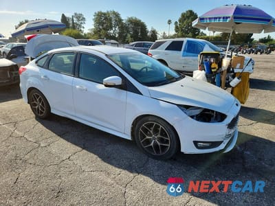Czwarte zdjęcie samochodu z boku: 2016 FORD FOCUS SE VIN:1FADP3F26GL306299 - miniatura