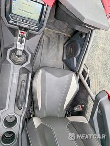 Piąte zdjęcie samochodu w środku: 2018 POLARIS SLINGSHOT SL VIN:57XAAPFA1J8128364 - miniatura