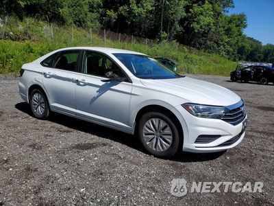 Czwarte zdjęcie samochodu z boku: 2019 VOLKSWAGEN JETTA S VIN:3VWC57BU6KM020466 - miniatura